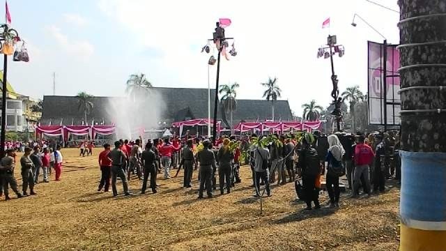 Panjat pinang di halaman kantor Walikota Jambi Sabtu (15/8)